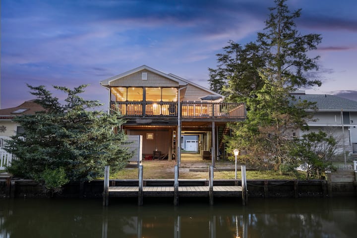 Waterfront Retreat | Kayaks, Deck, Mins to Beach