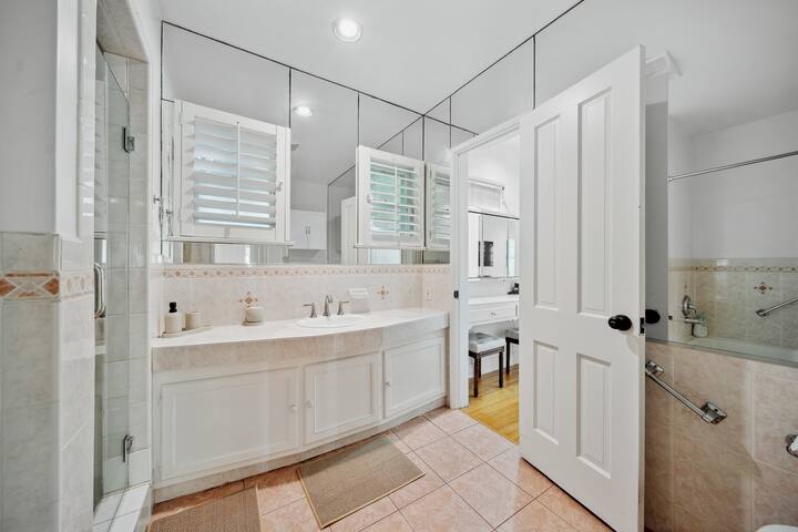 Chic 4BR Near UCLA – Prime Spot! gallery image 5