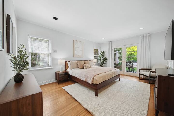 Chic 4BR Near UCLA – Prime Spot! gallery image 3