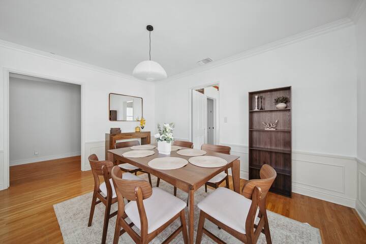 Chic 4BR Near UCLA – Prime Spot! gallery image 2