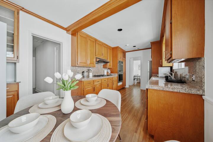 Chic 4BR Near UCLA – Prime Spot! gallery image 4