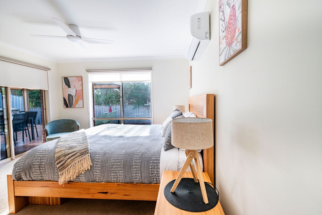 Zažite pohodlie a súkromie v hlavnej spálni, kde posteľ veľkosti king, vlastná kúpeľňa a súkromný prístup von vytvárajú dokonalé útočisko. Užívajte si celoročné pohodlie s klimatizáciou a stropným ventilátorom.