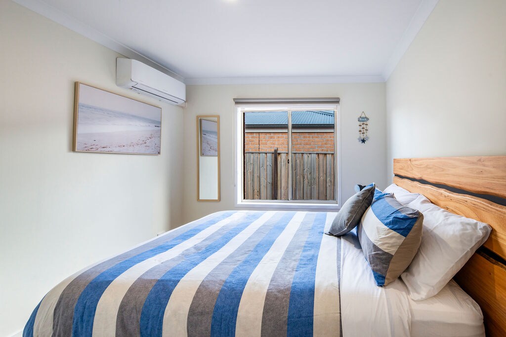 Svetlá a útulná spálňa s klimatizáciou.