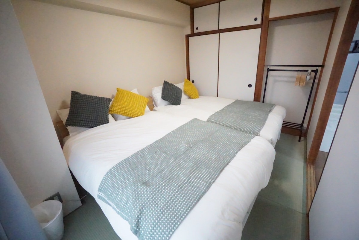 KIX Direct/2 mins to Zoo Station/3 rooms for up to 12 people
