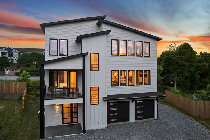 Aura | New | Lux | Unmatched Amenities | 10 to DT gallery image 2