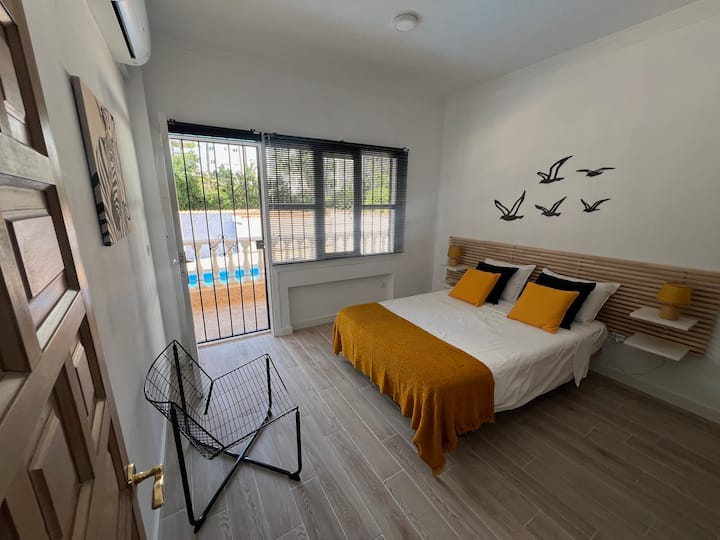 Maravillosa cama matrimonial y también en el dormitorio acceso a nuestro balcón. 
