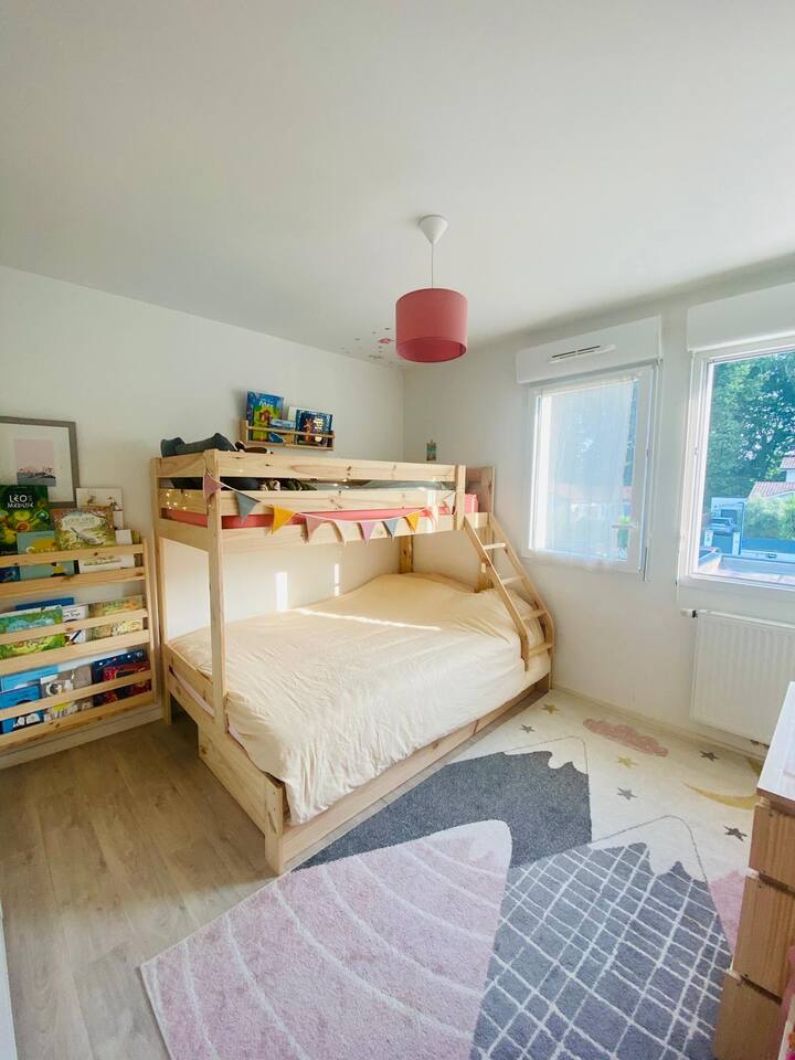 Ghorofa ya juu, chumba cha kulala kilicho na kitanda 140 chini na ghorofa 90 juu, choo kilicho karibu na bafu