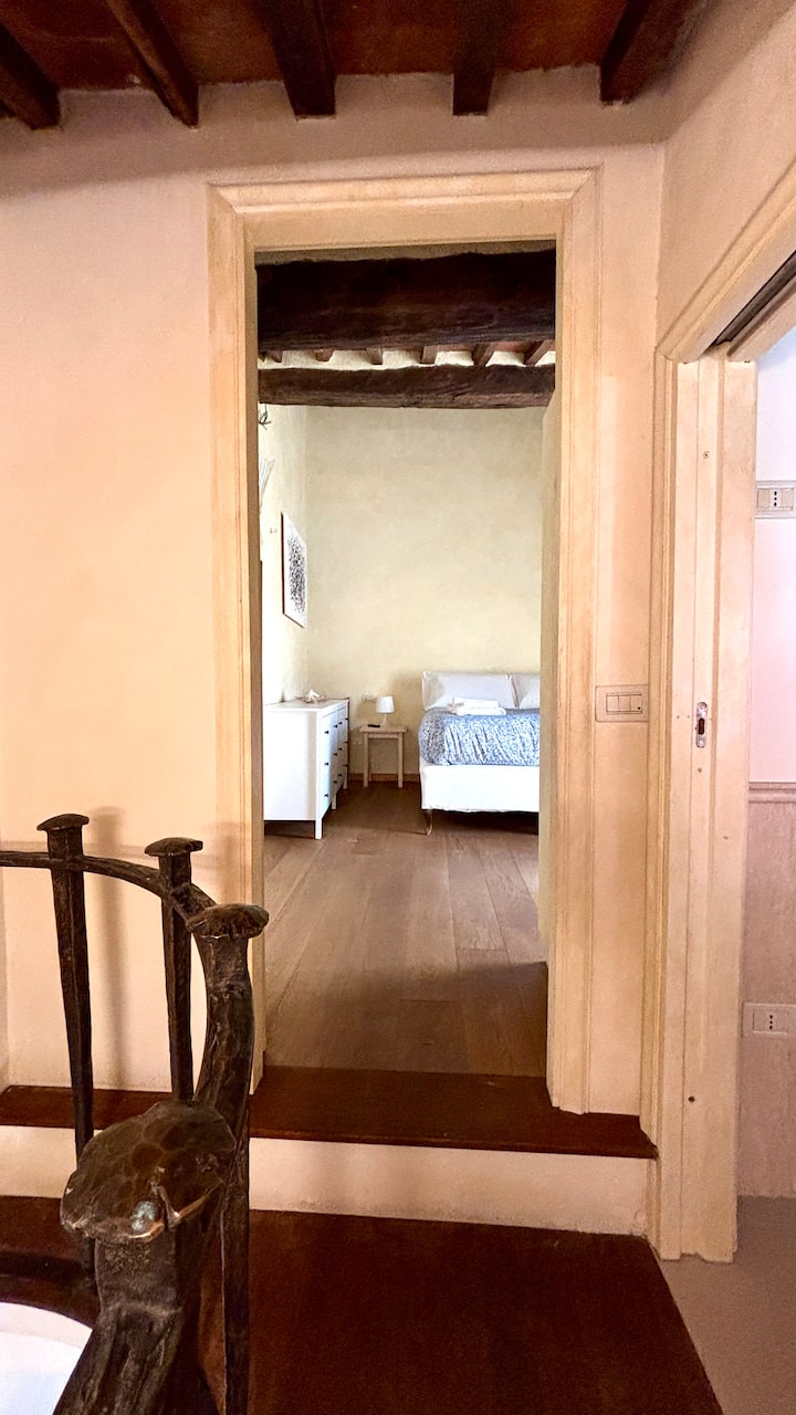 Chumba cha kulala cha watu wawili kilicho na kabati kubwa na kifua kizuri cha droo