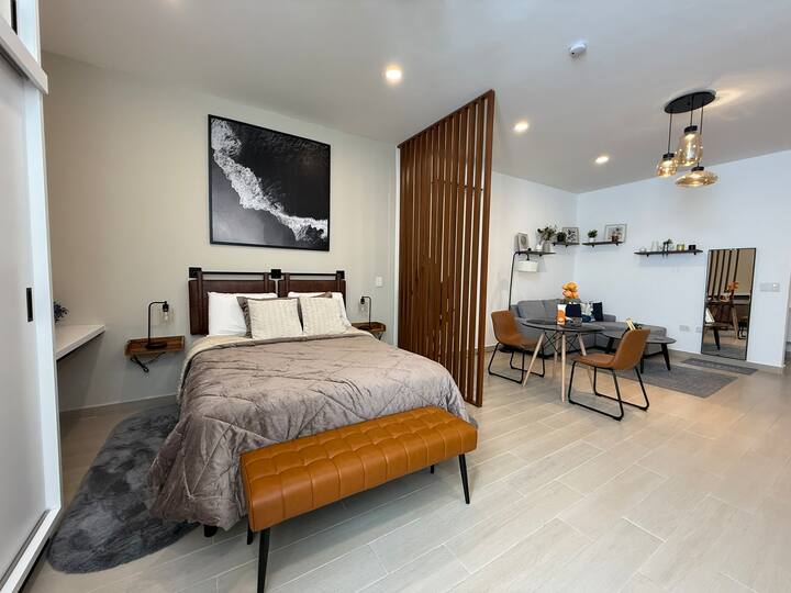 ผ่อนคลายในพื้นที่ที่สวยงามและเปิดโล่งนี้ เต็มไปด้วยแสงสว่างและรายละเอียดที่อบอุ่น 

เตียงชวนให้คุณพักผ่อนอย่างเต็มที่ ในขณะที่บรรยากาศที่ทันสมัยและอบอุ่นจะทำให้คุณรู้สึกเหมือนอยู่บ้าน 