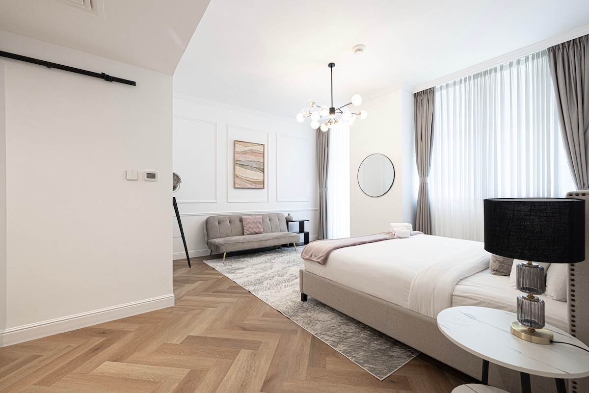 Este dormitorio principal con baño privado y acceso directo al balcón es el lugar perfecto para descansar después de un largo día en el corazón de Dubái.