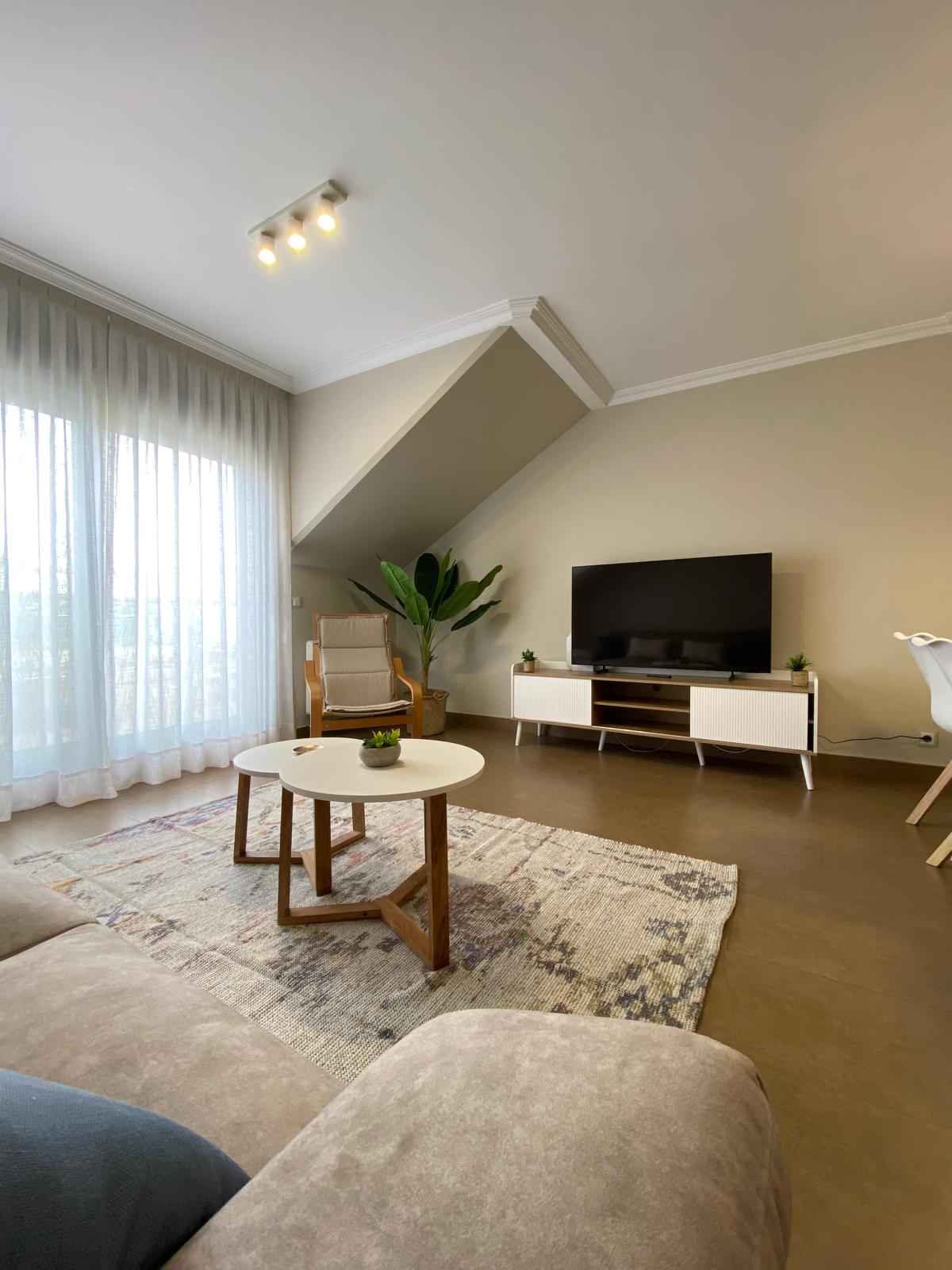 Grand salon avec salle à manger intégrée avec table extensible.