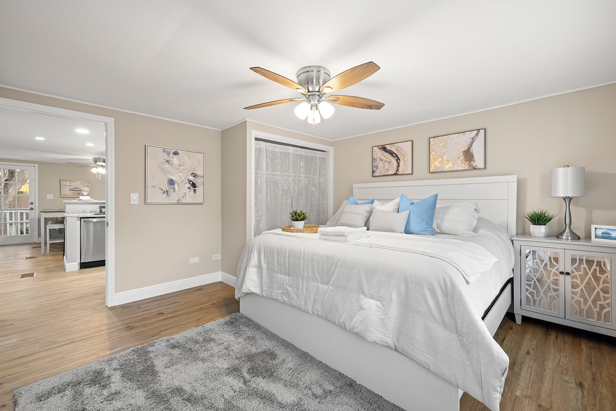 Amplio dormitorio con una lujosa cama tamaño queen, perfecta para relajarse y disfrutar de una noche de descanso.