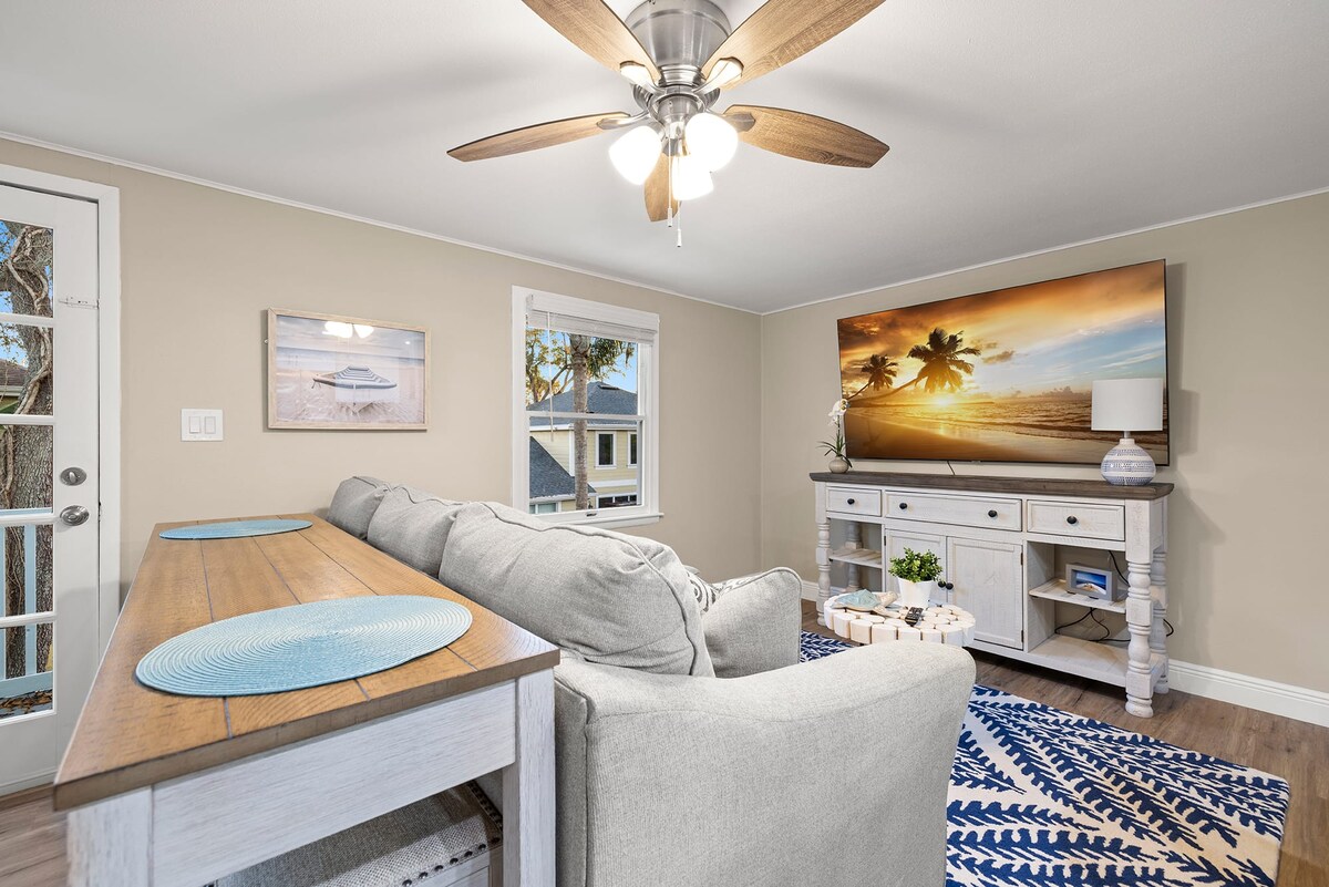 Acércate a este acogedor espacio, perfecto para noches de cine o ponerte al día con tus programas favoritos.