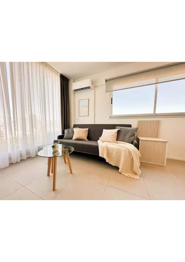 New-build one-bedroom apartment on 10th floor in Monserrat