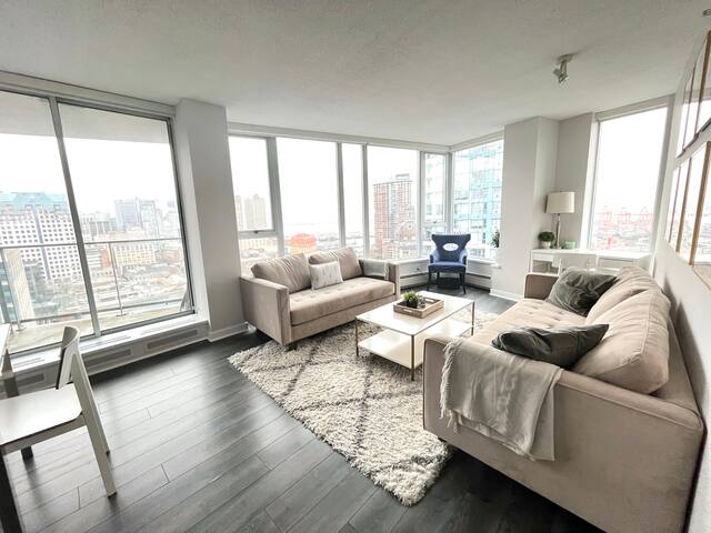 Light filled 2 Bed Mountain, Water & City Views