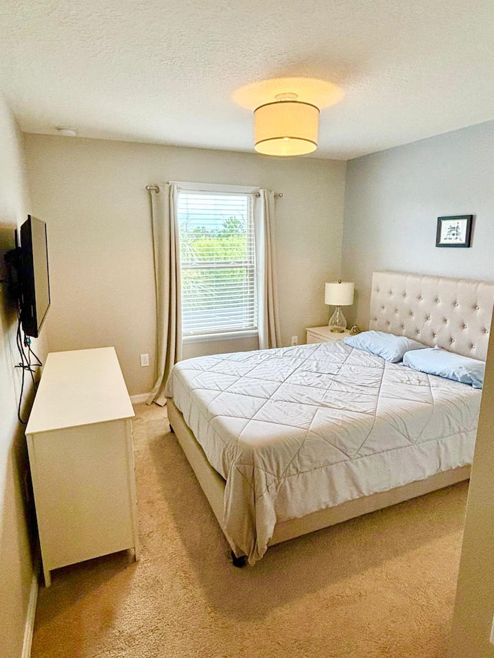 Svit med en bekväm dubbelsäng, en rymlig garderob och en platt-TV. Rummet hålls svalt med luftkonditionering, och du kommer att välkomnas med fräscha, krispiga sängkläder och fluffiga, doftande handdukar. 