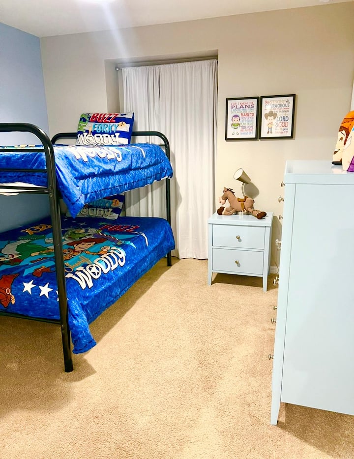 Sovrum med Toy Story-tema har en våningssäng, en platt-TV för filmkvällar och en rymlig garderob.