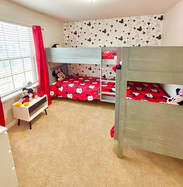 Barnen kommer att älska detta lekfulla sovrum med två våningssängar och inrett med charmiga Mickey och Minnie Mouse-accenter, vilket skapar en magisk Disney-vibb. Här finns också en platt-TV för tecknade filmer eller filmer och en rymlig garderob.