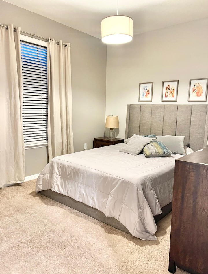 Detta inbjudande sovrum på nedervåningen är perfekt för gäster som föredrar enkel åtkomst utan trappor. Det har en mysig dubbelsäng, en platt-TV och en rymlig garderob för din bekvämlighet. Precis i anslutning hittar du ett fullt och rymligt badrum.