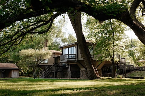 Tree House Retreat + Hot Tub