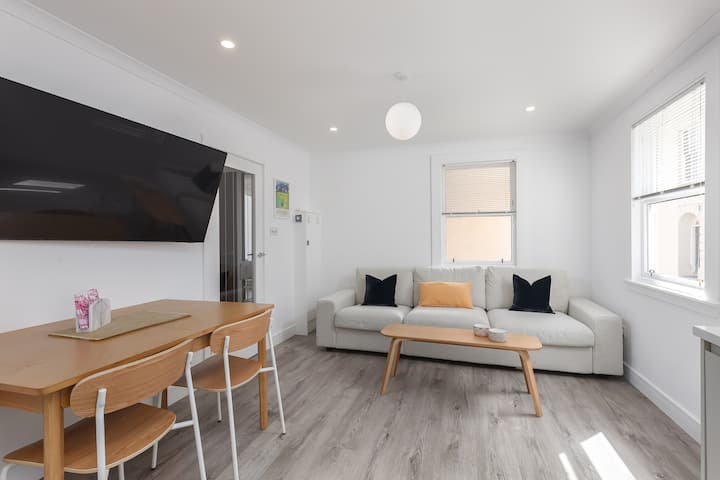 Main Door Town Centre Apartment + Parking - St Andrews