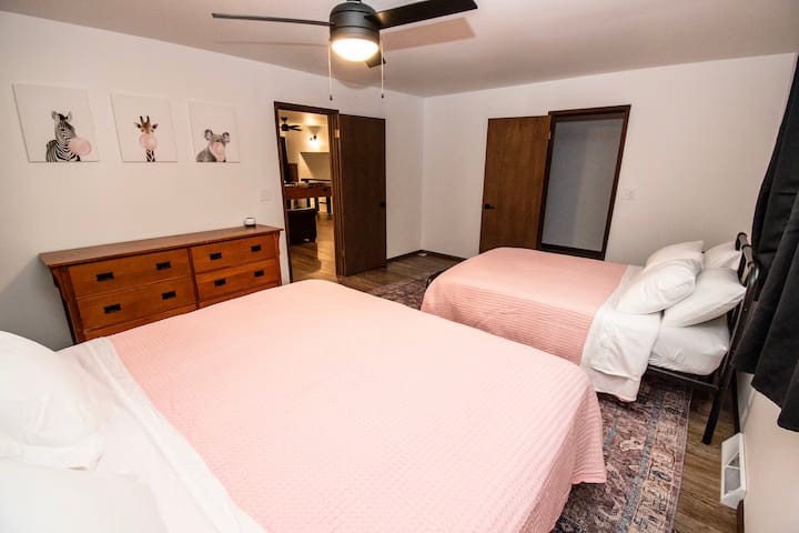 חדר שינה 2: החדר הוורוד
מקום מפלט מרווח בקומה העליונה עם מיטת קינג סייז ומיטה מלאה, אידיאלי למשפחות. כולל מכשיר לנטרול רעשים ושפע של מקום בארון לשהייה רגועה ומאורגנת.
