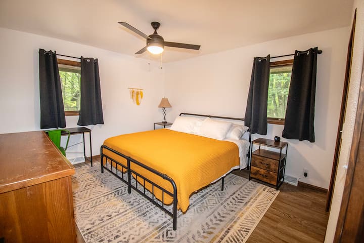 חדר שינה 5: החדר הצהוב
בחדר השינה הקדמי שלנו יש מיטת קינג סייז ופינת עבודה ייעודית - מושלם לעובדים מרחוק או לזוגות. ליהנות ממצעים מפוארים ושפע של מקום להירגע.
