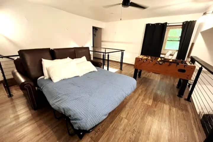 הלופט משמש גם כחלל שינה נוסף, עם ספה נפתחת נוחה בגודל קווין סייז, מושלמת לאורחים נוספים.
