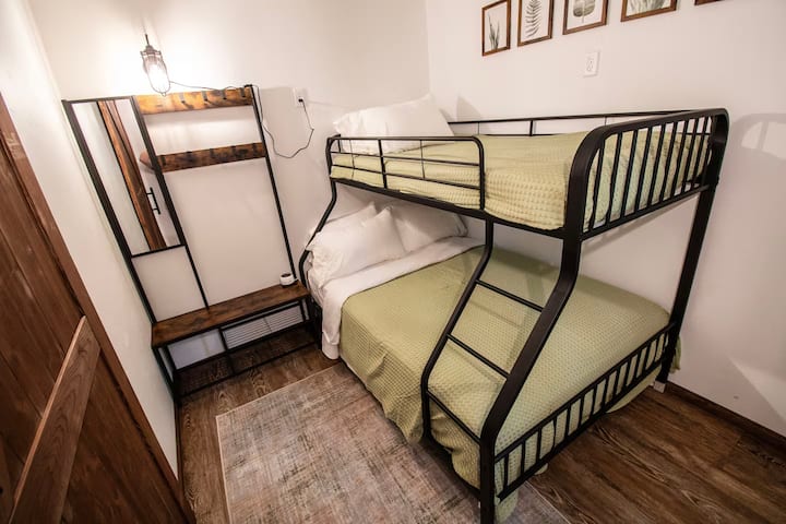 חדר שינה 1: החדר הירוק
חדר מיטת קומותיים חמים וידידותי לילדים, כולל מיטה זוגית למטה ומיטת יחיד למעלה - נהדר לילדים או למבוגרים שמגיעים לבד. כולל מקום אחסון ומראה לנוחות.
