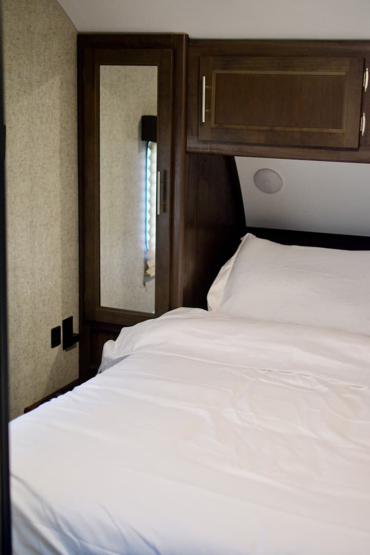 Manželská posteľ s 10-centimetrovým chladiacim matracom s pamäťovou penou.