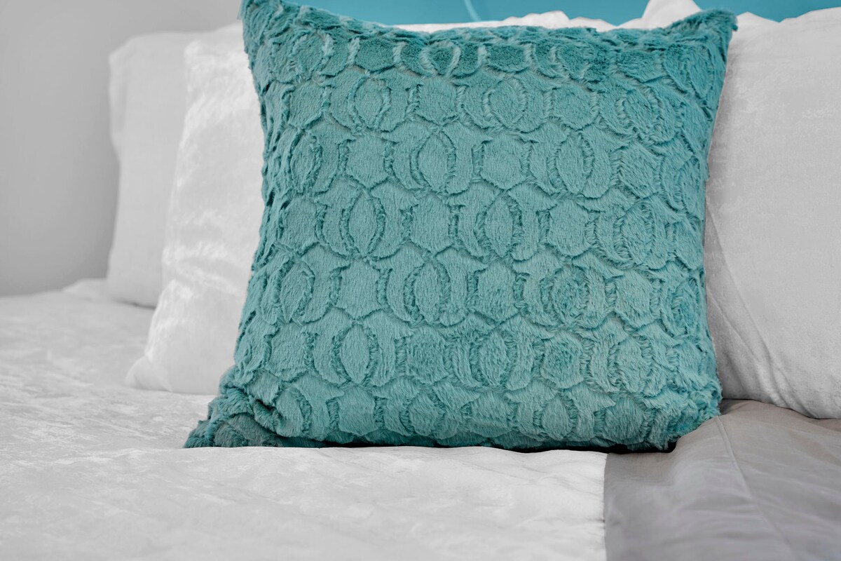 מרקמים רכים וצבעים מרגיעים מזמינים אתכם לשקוע בנוחות