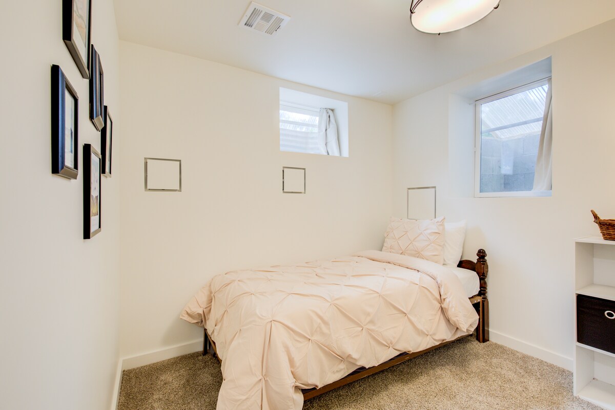 Ispod ovog kreveta nalazi se još jedan pomoćni krevet.