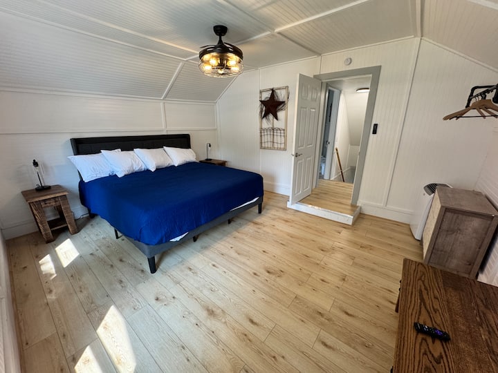 Sube la hermosa escalera remodelada y encuentra esta gran habitación abierta con sensación de campo. Acceso a un baño completo que se comparte con los otros 2 dormitorios. 
*NOTA Tiene un escalón para bajar al dormitorio.