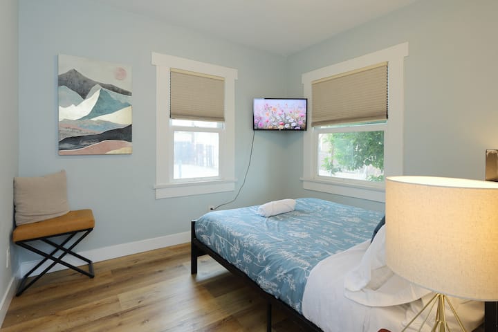 Dormitorio cómodo y limpio para una noche de sueño reparador.