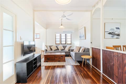 Scarness Cottage—Serene Queenslander by the Sea