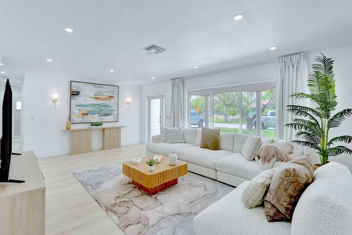 Lux Waterfont – Ocean access-10 min to beach! gallery image 5