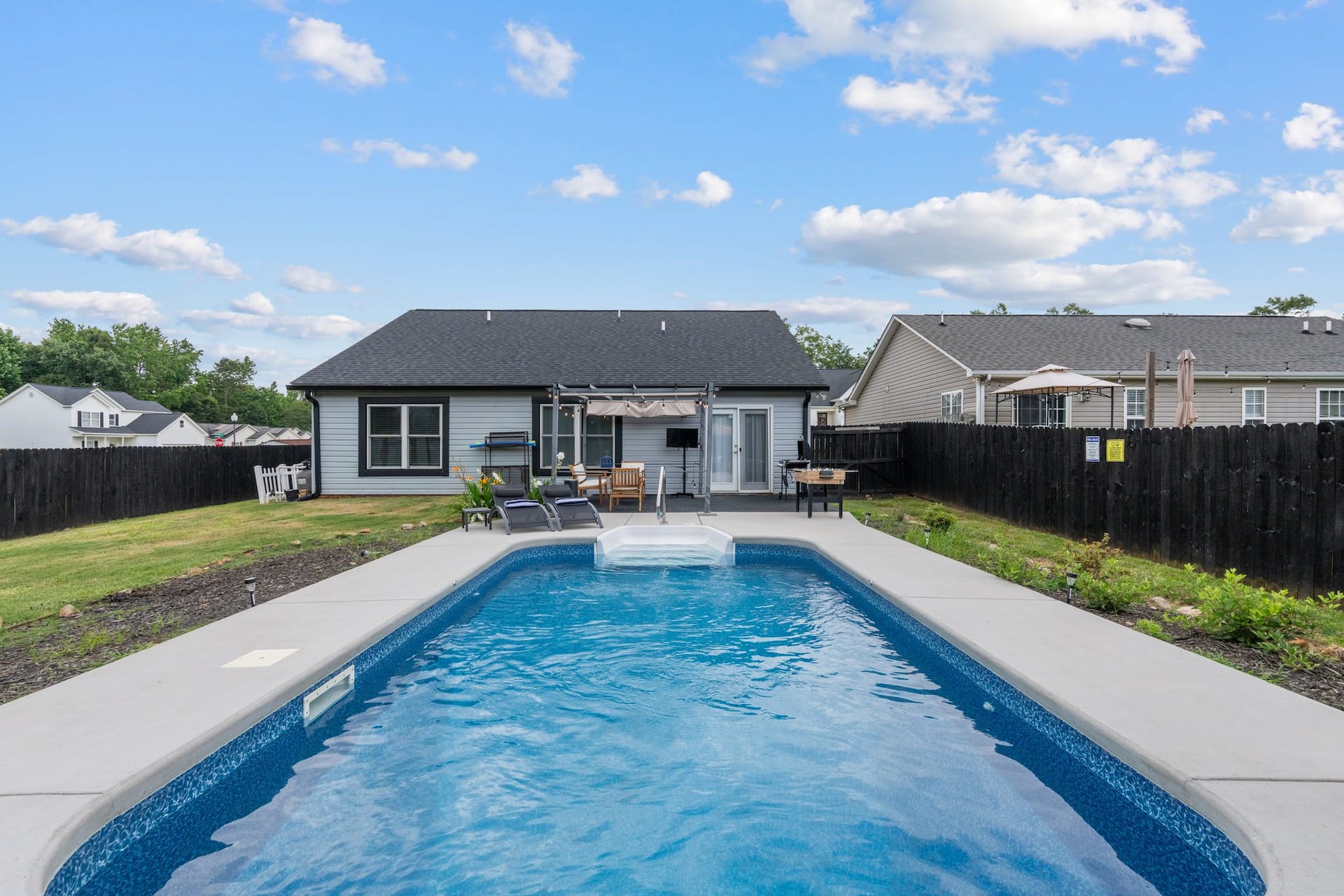Cozy and luxurious Home with Pool 3BR 2BT