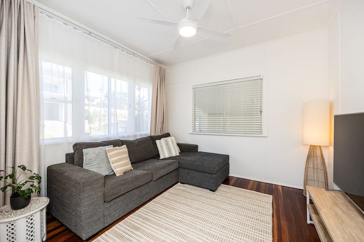 Beachside Cottage
Walk To Esplanade | Pet Friendly - Hervey Bay