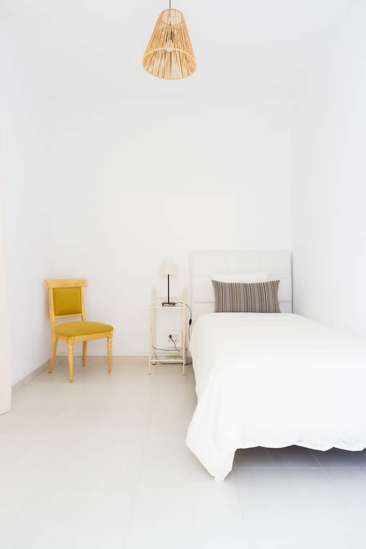 Chumba hiki kina dirisha ambalo linaangalia eneo la chumba cha kulia chakula