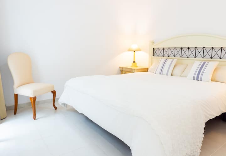 Chumba hiki kina baraza ndogo ya kujitegemea