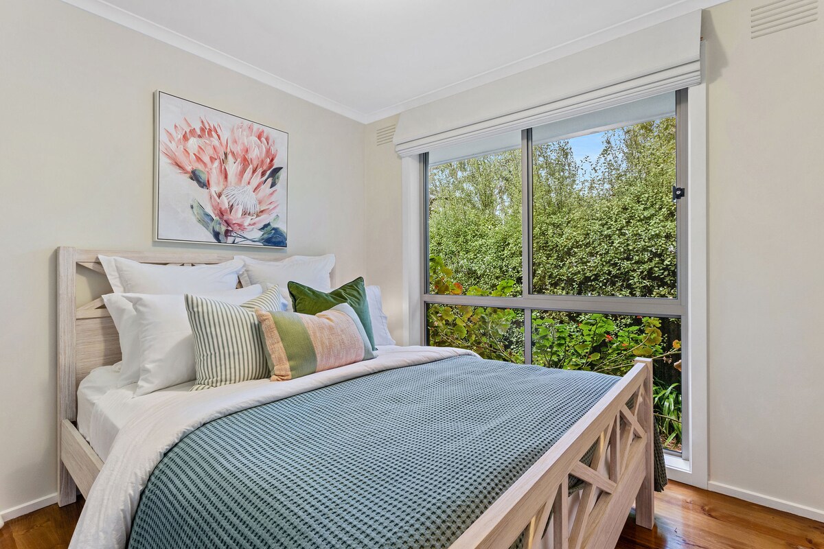 Ასევე, აყვავებული ფოთლებით გარშემორტყმული, დედოფლის მესამე საძინებელი გთავაზობთ ხრაშუნა თეთრეულს, მაცოცხლებელ ბალიშებსა და ჩარჩოში ჩასმულ ბუნებას, რომ მომენტალურად იგრძნოთ თავი.