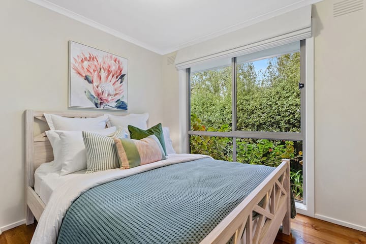 Treća spavaća soba također je okružena bujnim zelenilom, a u njoj se nalaze svježe oprane plahte, jastuci živih boja i pogled na prirodu koji odmah stvara osjećaj bijega u prirodu.