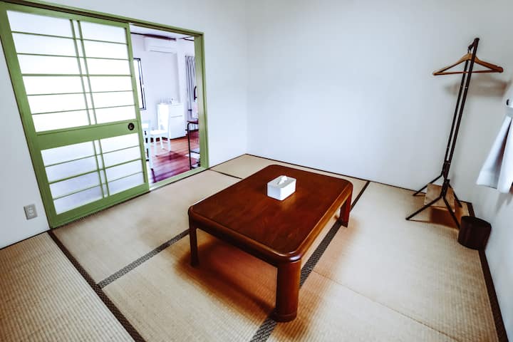 和室。布団3組あります。
