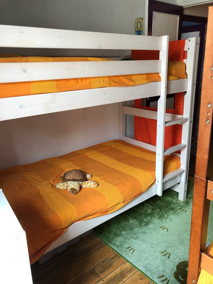 dhoma e gjumit për fëmijë në 4 krevatet e parë