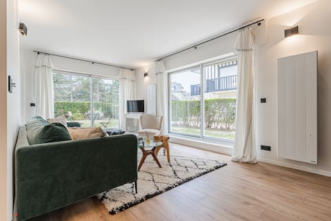 Seaside apartment with garden