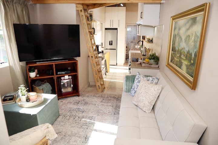 ห้องนั่งเล่นมีโซฟานอน สมาร์ททีวี เครื่องเล่นเกม Xbox เครื่องทำป๊อปคอร์น และที่นอนแบบออตโตมัน เหมาะสำหรับความสนุกสนานและการพักผ่อนของครอบครัว”