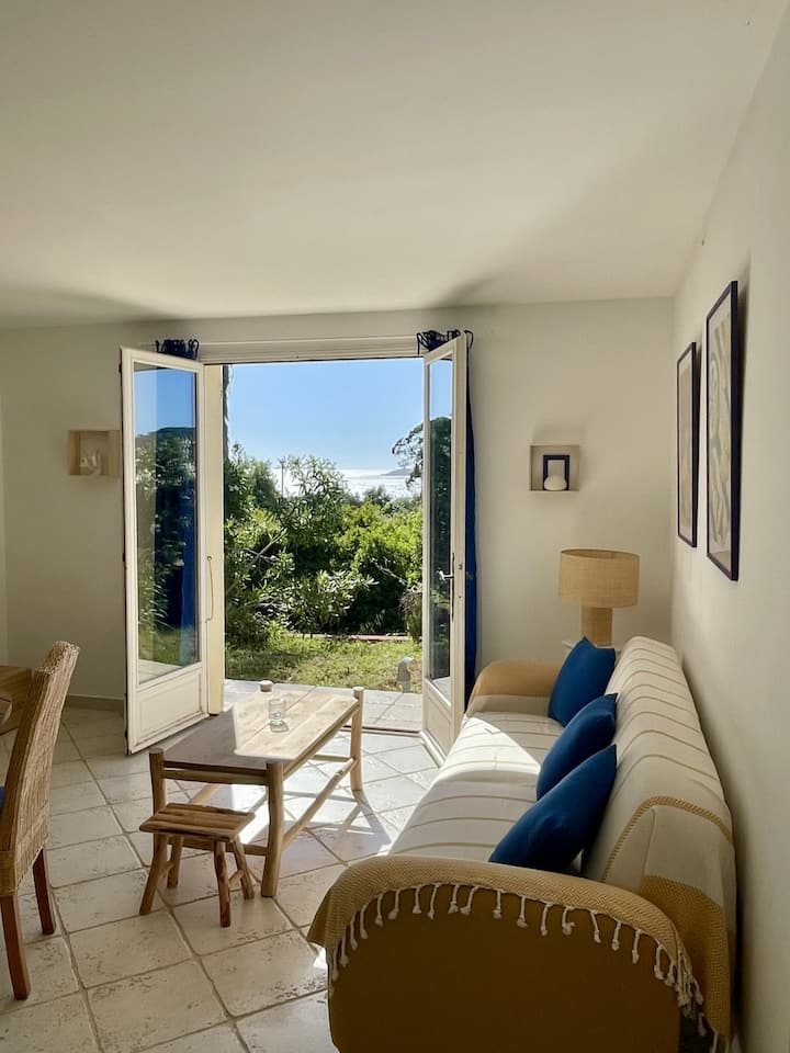 Obývačka a výhľad na more