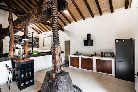 Charming Wine Press Between Mount Etna & The Sea