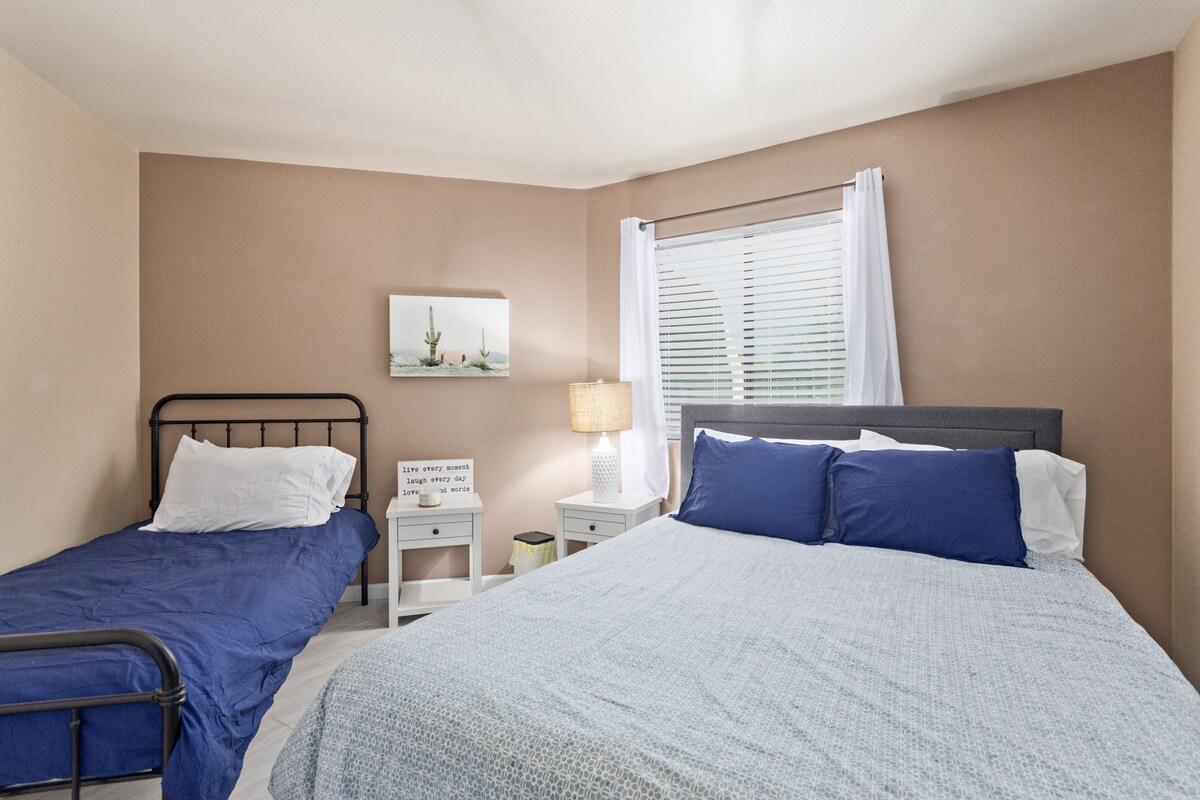 לנוח בנחת על מצעים איכותיים כמו במלון ושמיכות קטיפה בסביבה שלווה.