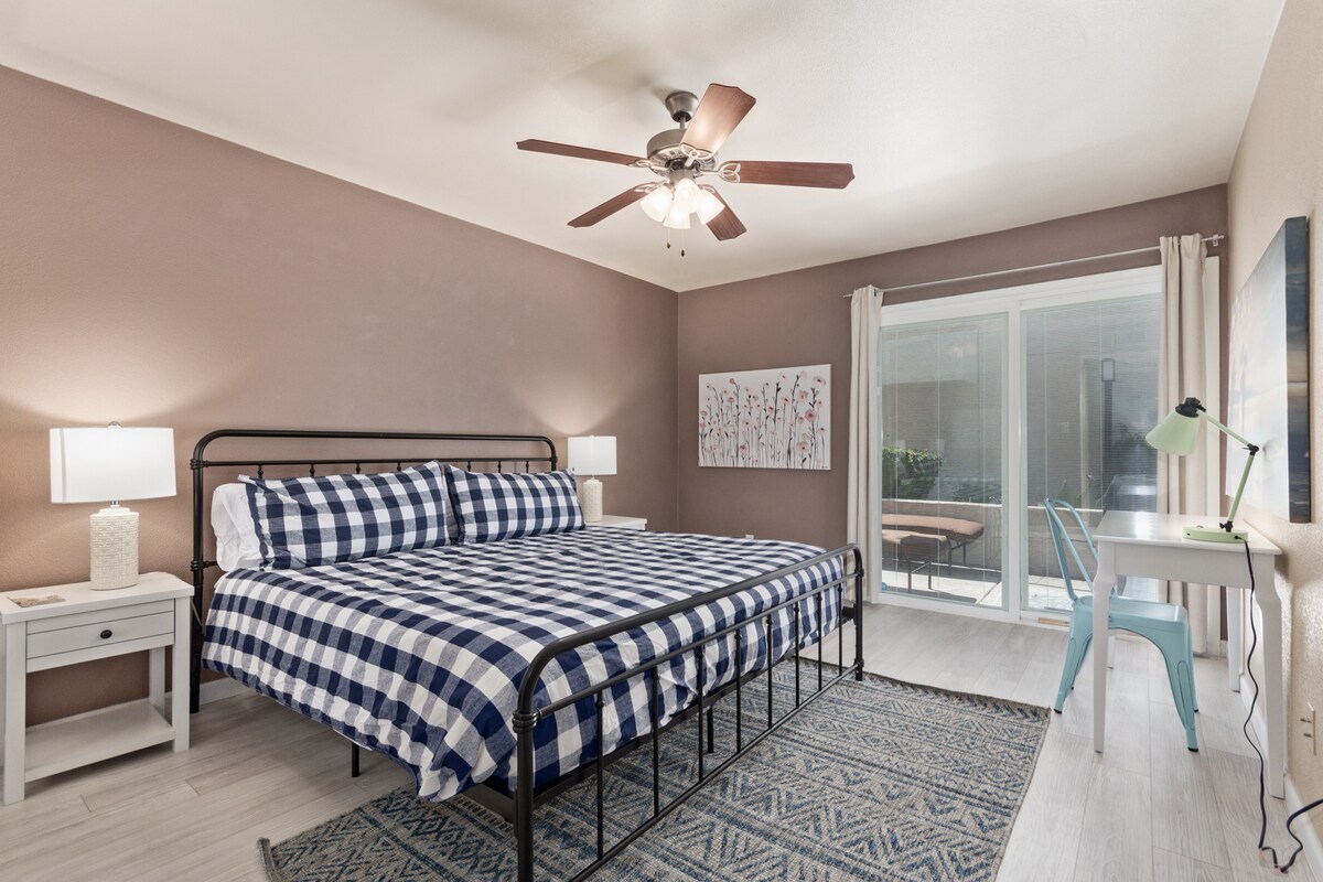 לנוח בנחת על מצעים איכותיים כמו במלון ושמיכות קטיפה בסביבה שלווה.